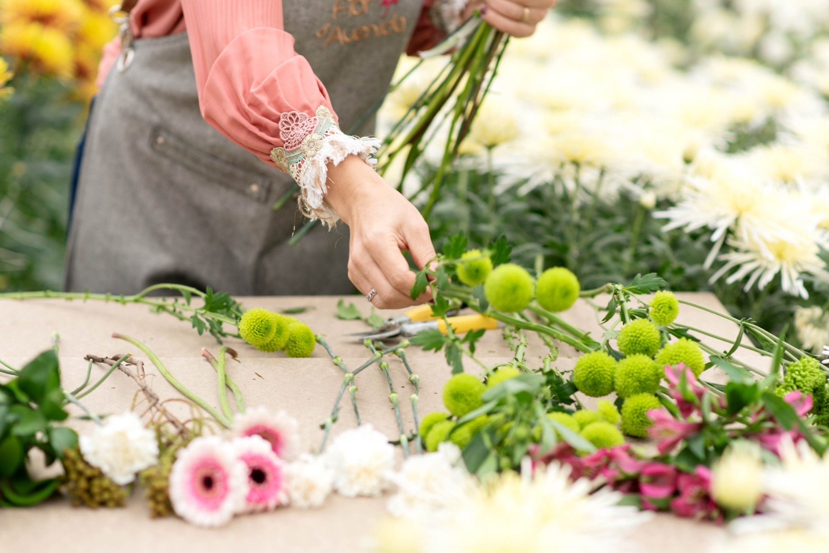 Florista Feminino Criando Belo Buquê Na Floricultura. Trabalho Na